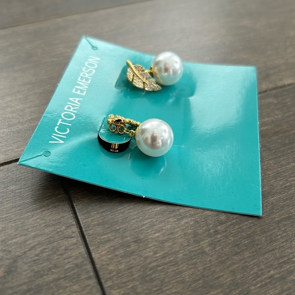 VICTORIA EMERSON Anna BR Style Collab Dani Dangle Pearl Drop Earrings Gold Stud - Picture 4 of 5